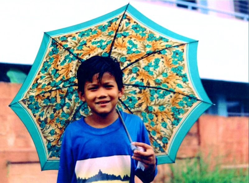 [Umbrella+Boy+in+Bogor.BMP]