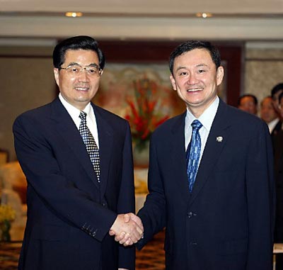 [Thaksin+and+Chinese+leader.jpg]