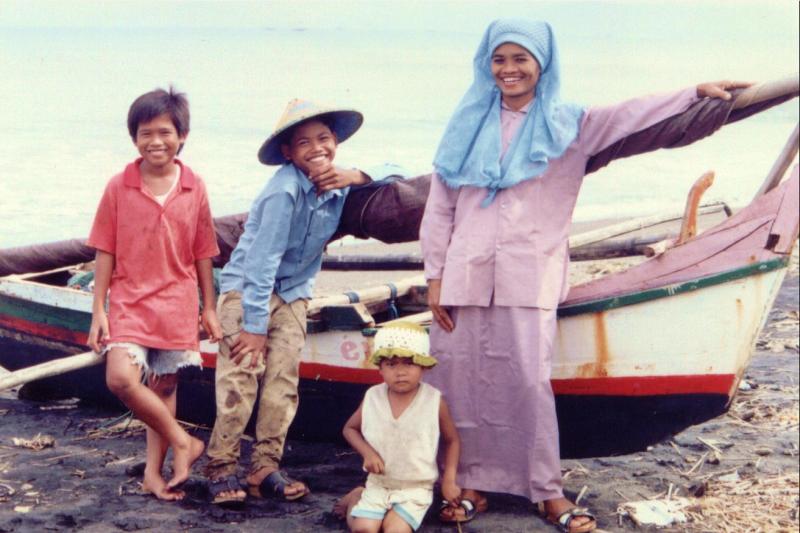 [Family+and+boat,+West+Java.jpg]