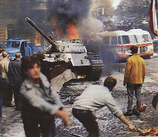 [Praga1968MolotovCoctail.jpg]