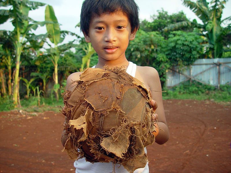 [800px-Jakarta_old_football.jpg]