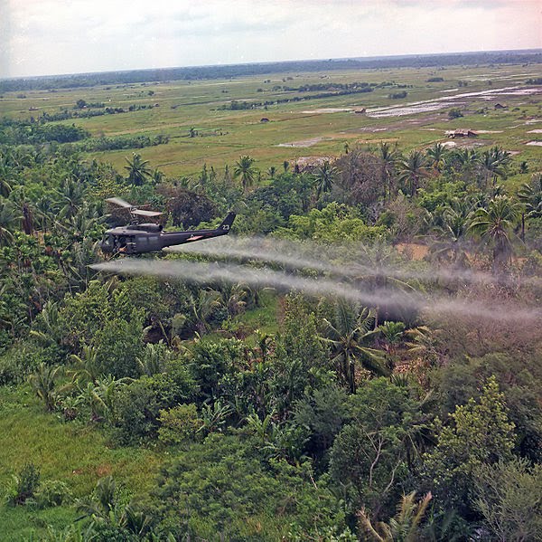 [600px-Defoliation_agent_spraying.jpg]