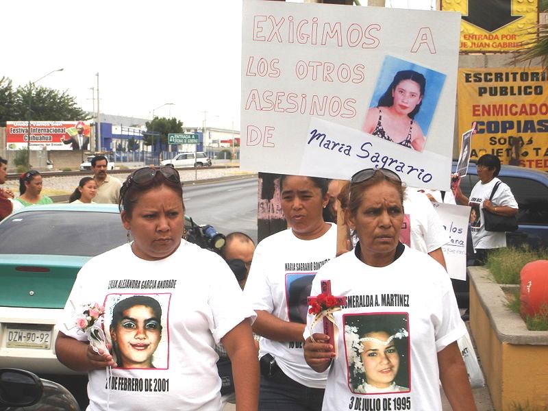 [800px-Familiares_de_mujeres_asesinada.jpg]