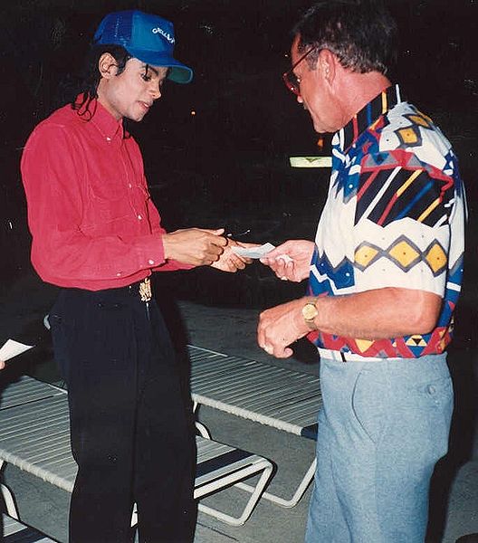 [528px-Michael_Jackson_gives_autographCropped.jpg]