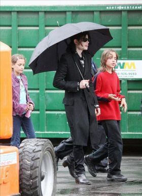 [michael-jackson-and-kids_0_0_0x0_280x385.jpg]