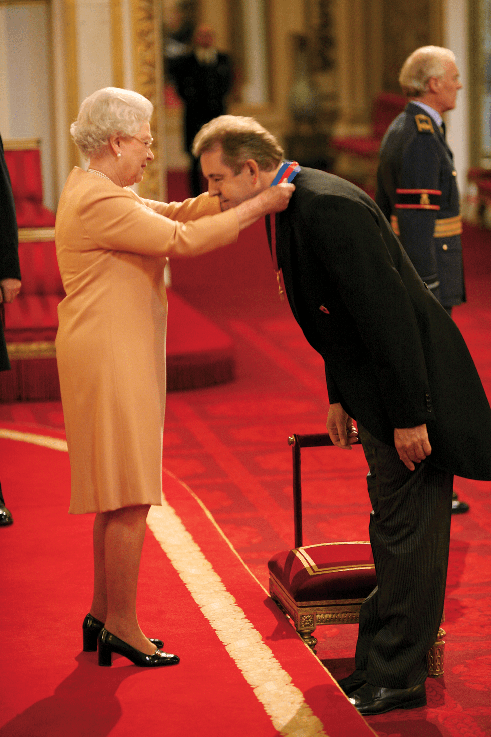 Darroch knighted by queen.png