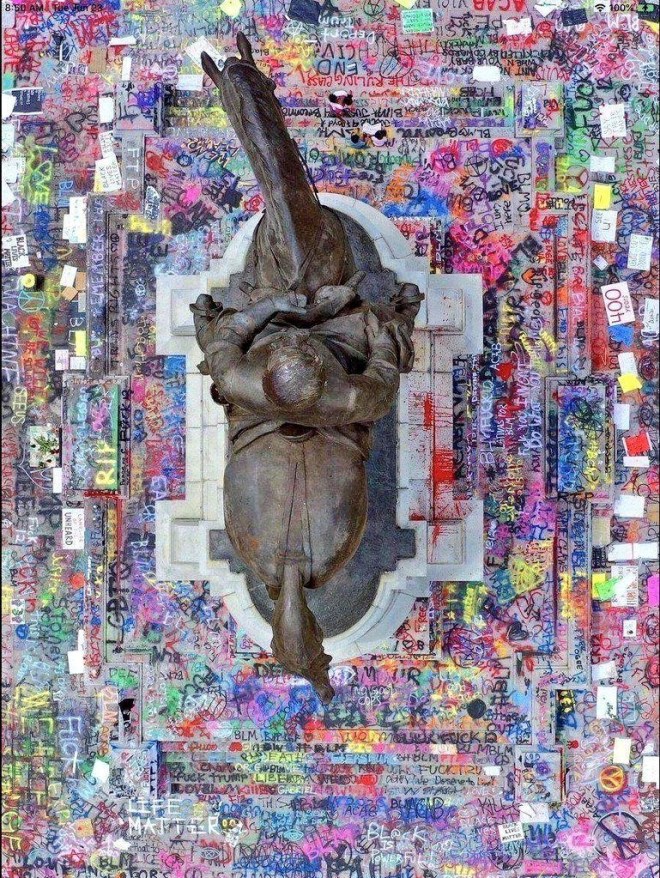 grafitti statues