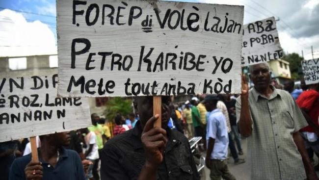 Demonstrators demand accountability for the administration of the PetroCaribe funds. (Medyalokal / Wikimedia)