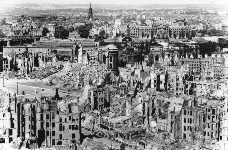 Bundesarchiv Bild 146-1994-041-07, Dresden, zerstörtes Stadtzentrum.jpg