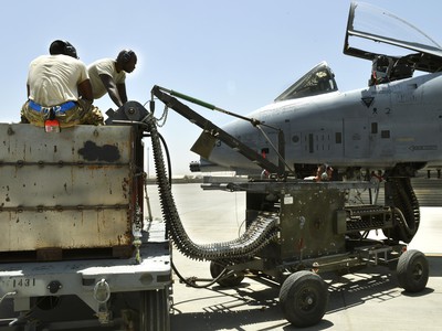 depleted-uranium-A-10-loading-Afghanistan