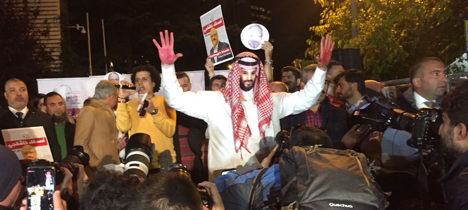 Istanbul protesters outside Consulate General of Saudi Arabia following the murder of Khashoggi. (Hilmi Hacaloglu, VOA via Wikimedia Commons)