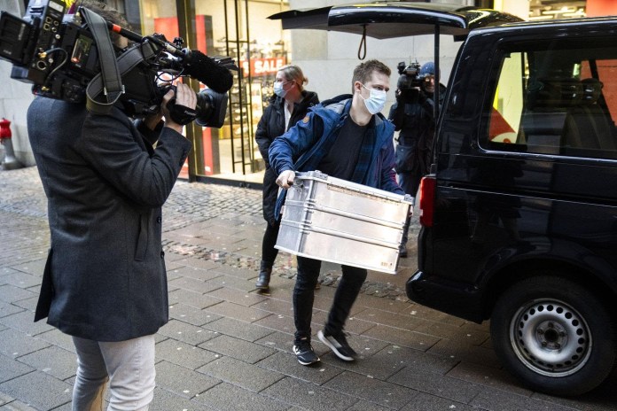 Dommer tror at spionchef vil fortsætte kriminalitet på fri fod