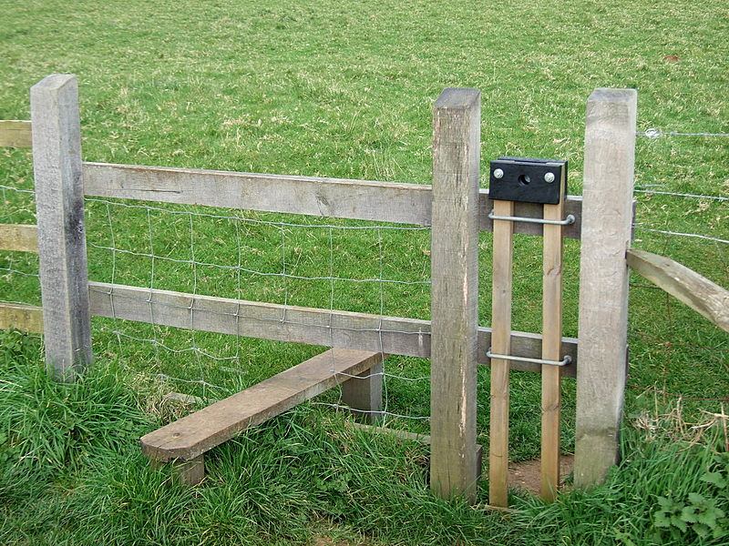 File:Stile with dog gate OS SY567846.jpg